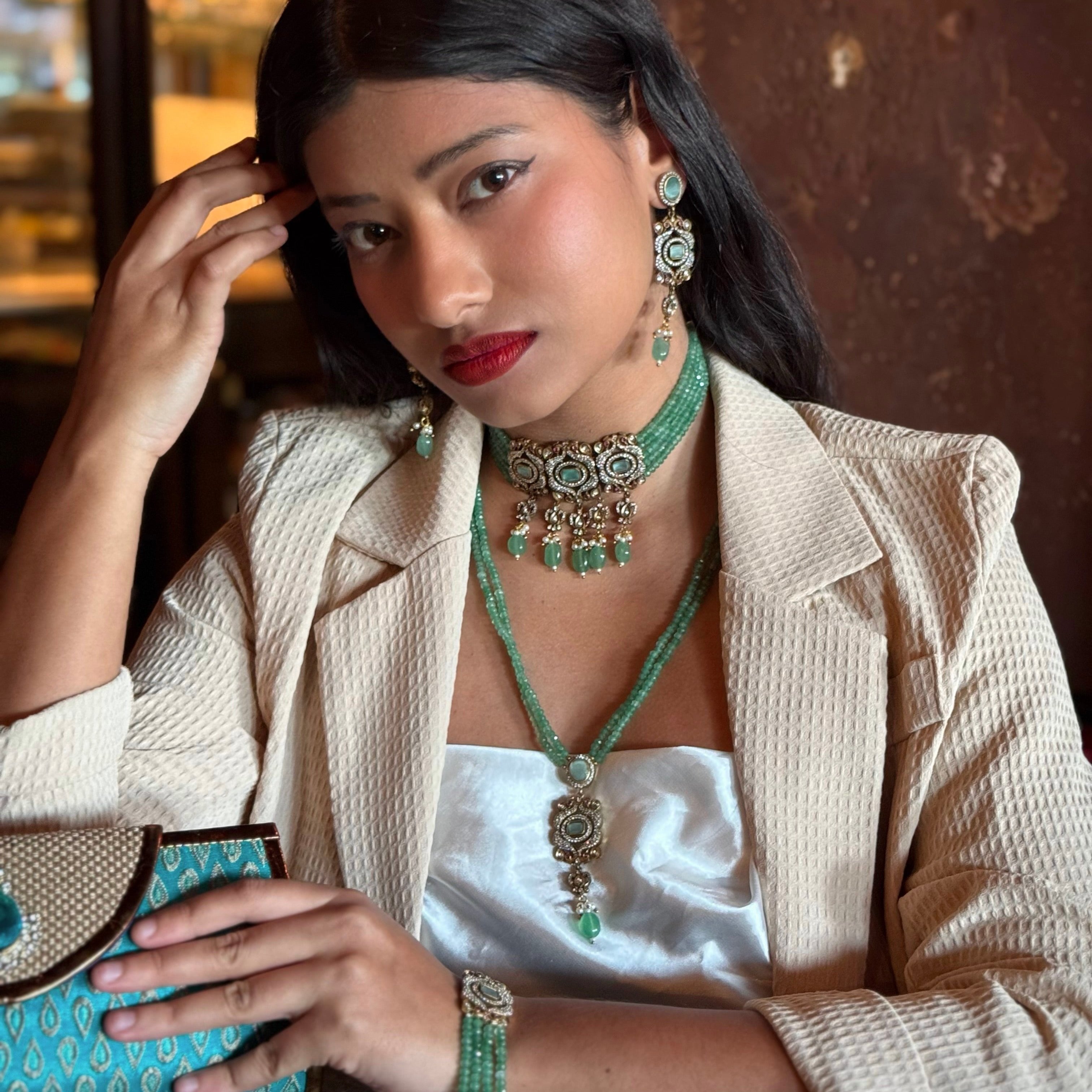 Rose Necklace, a stunning homage to Édith Piaf’s timeless love song La vie en rose, where elegance meets artistic expression. This luxurious long necklace features a striking rectangular pendant adorned with kundan stones and gold accents, evoking a sense of romantic sophistication and Parisian charm.