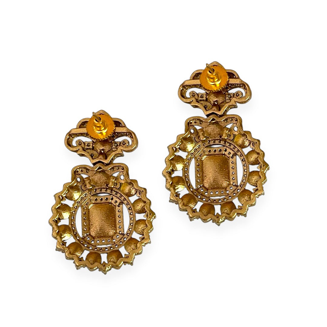 Introducing the Jane Earrings, a dazzling homage to the iconic Can-can dancer Jane Avril and the spirited elegance of Parisian cabaret. These exquisite earrings feature a stunning green center stone, surrounded by a delicate halo of Kundan stones and set in 18k gold dipped vintage vibe.