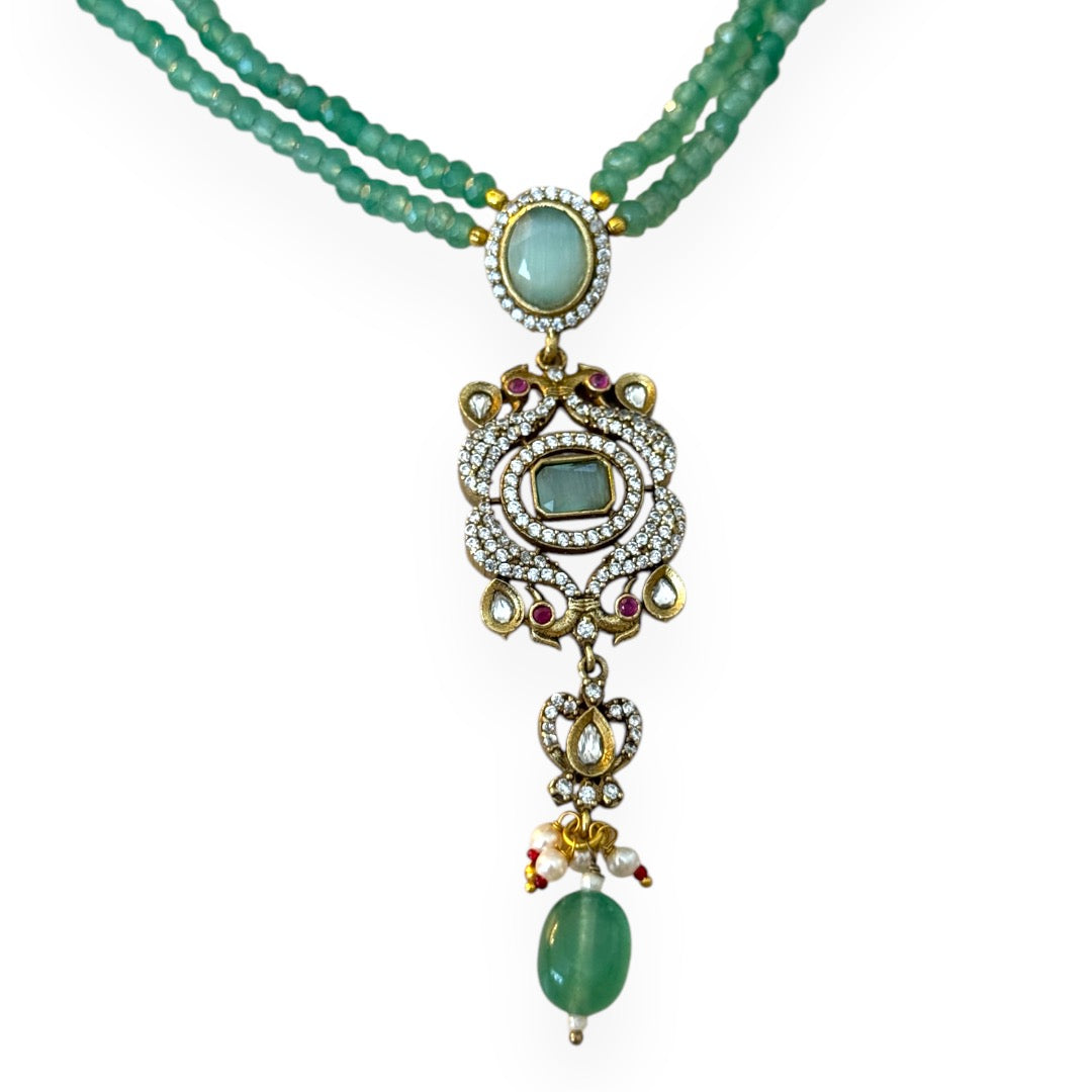 Rose Necklace, a stunning homage to Édith Piaf’s timeless love song La vie en rose, where elegance meets artistic expression. This luxurious long necklace features a striking rectangular pendant adorned with kundan stones and gold accents, evoking a sense of romantic sophistication and Parisian charm. 